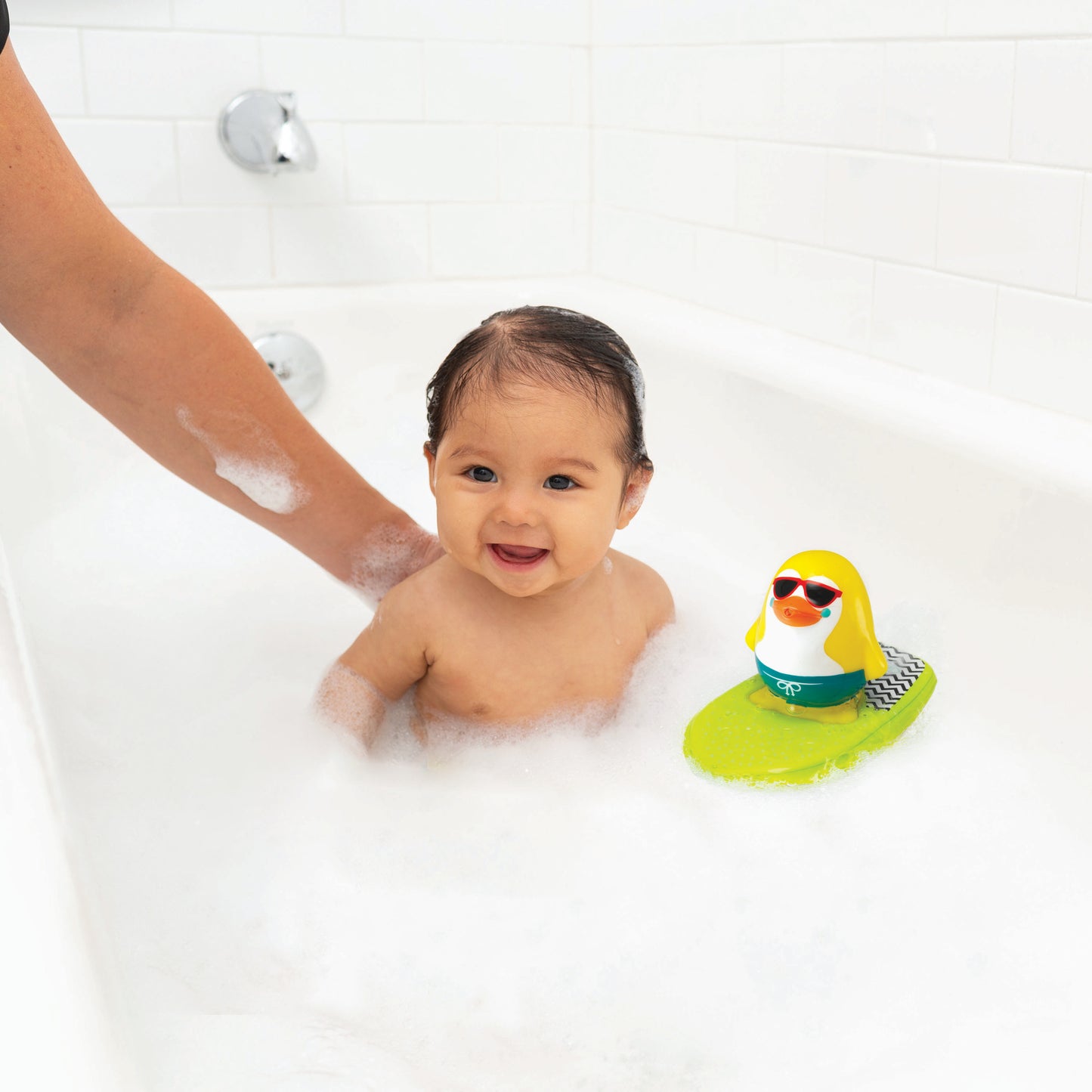INFANTINO SURFING & SQUIRTING BATH PAL - PENGUIN