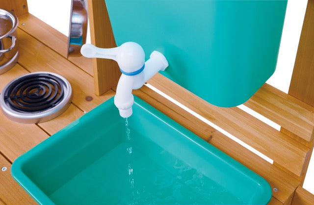 مجموعة مطبخ المستكشف الخارجي من HAPE – مطبخ لعب خشبي للاستخدام الخارجي مع حوض، خزان مياه، ألعاب رمل وأدوات، لعبة طبخ للعب التخيلي للأطفال، مجموعة لعب مطبخ متينة للحديقة للأطفال بعمر 3 سنوات فما فوق