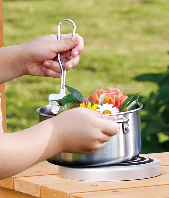 مجموعة مطبخ المستكشف الخارجي من HAPE – مطبخ لعب خشبي للاستخدام الخارجي مع حوض، خزان مياه، ألعاب رمل وأدوات، لعبة طبخ للعب التخيلي للأطفال، مجموعة لعب مطبخ متينة للحديقة للأطفال بعمر 3 سنوات فما فوق