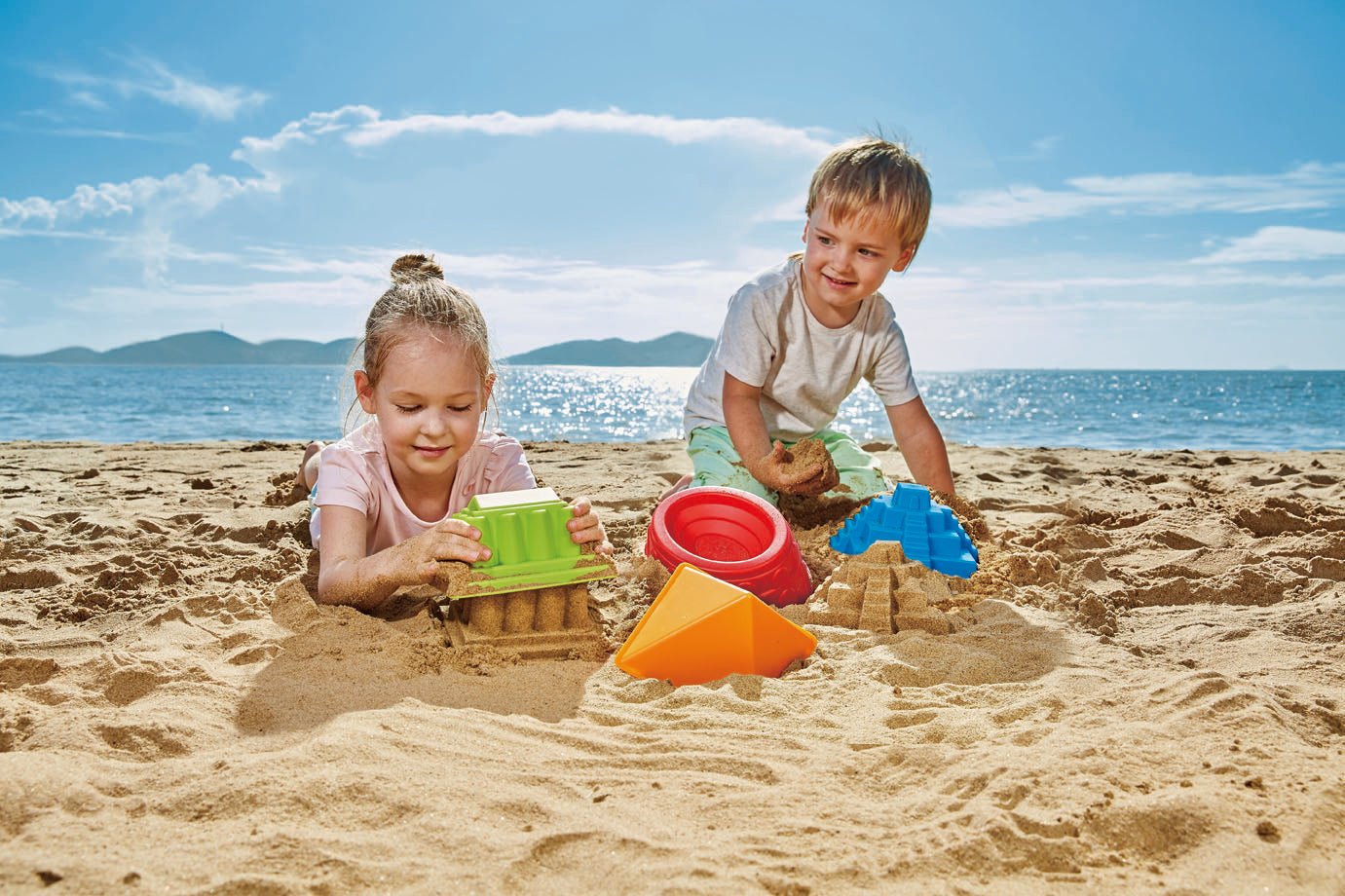 Hape - Colosseum Sand & Beach Toy - Red - Premium for Kids in Qatar | Toysaro.com